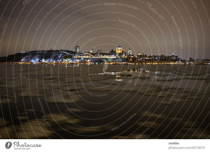 Driftende Eisschollen auf dem St. Lawrence River bei Quebec Fluss Stadt Kanada Sankt-Lorenz-Strom Nacht Nachtaufnahme Reflexion & Spiegelung