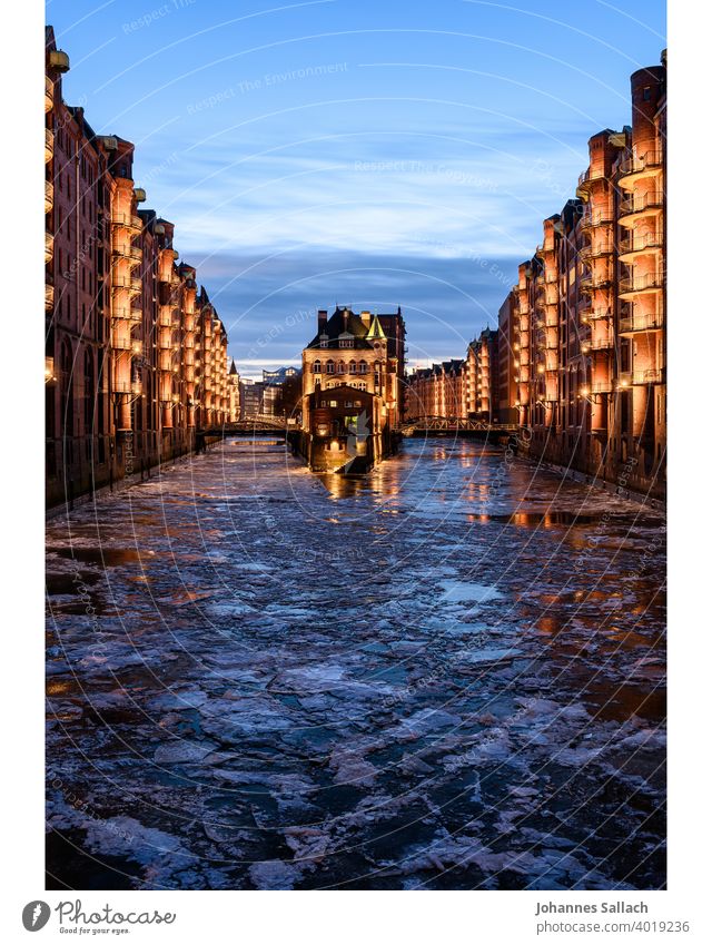 Gefrorenes Wasserschloss Hamburg Speicherstadt Blaue Stunde Langzeitbelichtung Alte Speicherstadt Stimmung Eis gefroren Licht Beleuchtung Elbphilharmonie Hafen