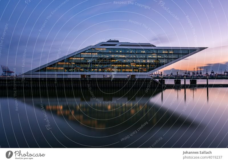 Dockland Hamburg Blaue Stunde Architektur Gebäude Hafen Sehenswürdigkeit Hafenstadt Dämmerung Langzeitbelichtung Bauwerk Stimmung Stimmungsbild ästhetisch