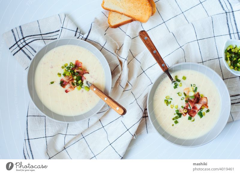 cremige Pilz-Speck-Suppe Kartoffel Lebensmittel Gemüse Mittagessen Zwiebel Schalen & Schüsseln Abendessen selbstgemacht Mahlzeit Sahne Gesundheit Löffel heiß