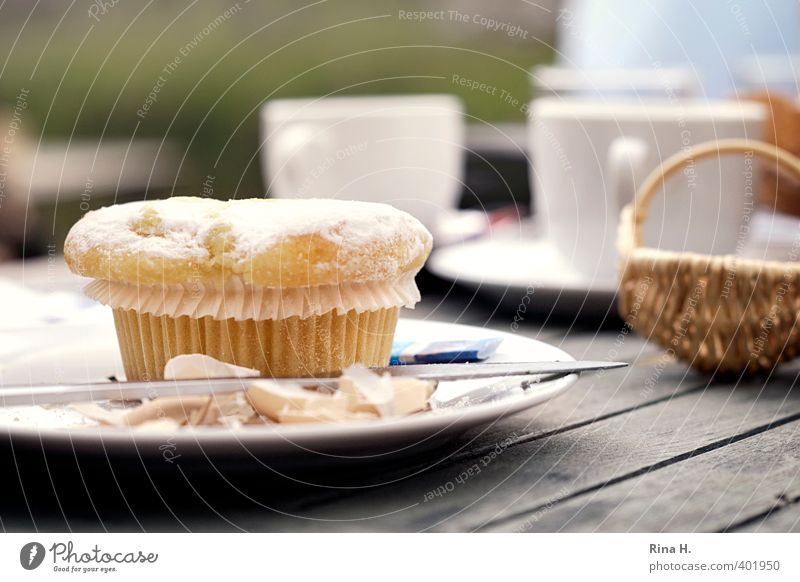 Draussen Teigwaren Backwaren Ernährung Frühstück Büffet Brunch Geschirr Teller Tasse Messer authentisch hell lecker Muffin Eierschale Korb Gartentisch Holztisch