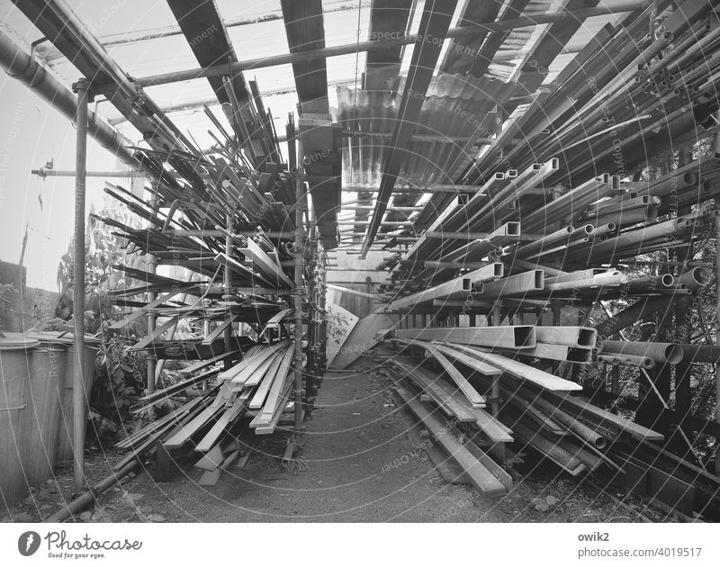 Eiserne Reserve Schwarzweißfoto Totale durcheinander Arbeitsplatz Werkzeug lost places Innenaufnahme Schmiede Metall Vorrat Sammelsurium Lagerschuppen