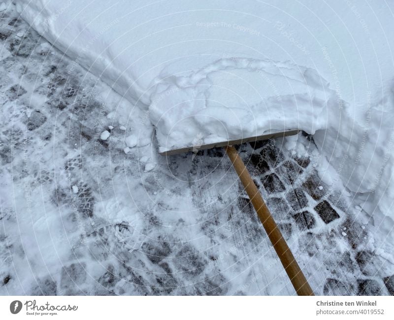 Schneeschieber, viel Schnee und Kopfsteinpflaster Winter schnee räumen Vogelperspektive kalt Winterdienst Schneedecke Wege & Pfade Wetter Wintereinbruch weiß