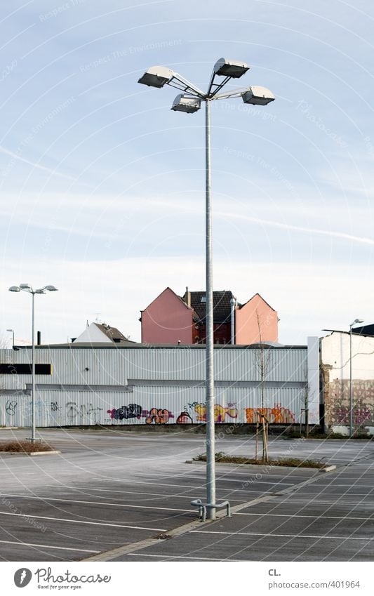 stadtentwicklung Stadt Menschenleer Haus Platz Gebäude Architektur Mauer Wand Fassade Verkehr warten trist Langeweile stagnierend Lampe Straßenbeleuchtung