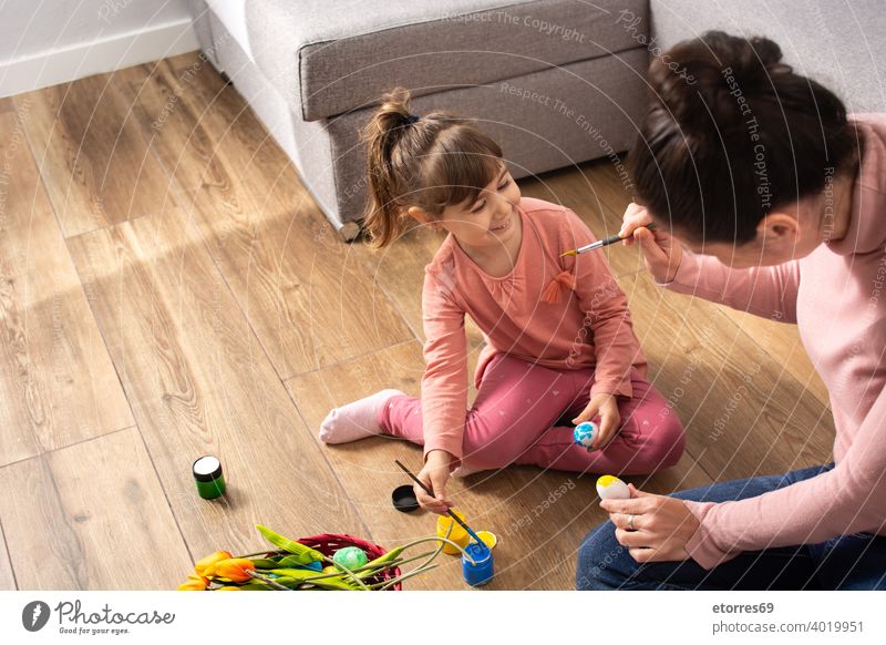 Eine Mutter und ihre Tochter malen Ostereier Baby Korb blond Hase Feier Kindheit Farben Kreativität Dekoration & Verzierung Ostern Familie lustig Mädchen