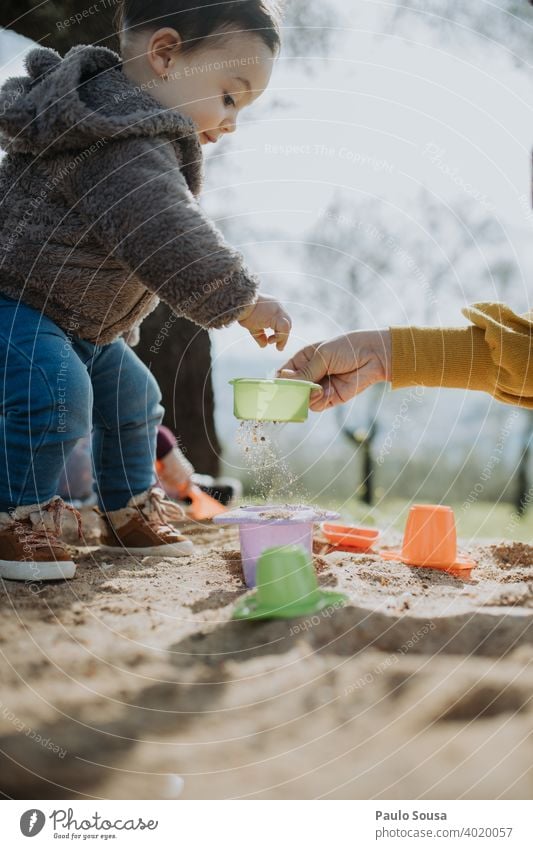 Kind spielt im Freien mit Sand Spielen Frühling Freude Junge Kindheit Spielplatz Sandkasten Strand Kleinkind Mädchen Kindergarten Außenaufnahme Freizeit & Hobby