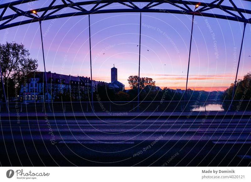 Sonnenaufgang auf einer Brücke in Bamberg mit vorbeifliegenden Vögeln Menschenleer Außenaufnahme Sonnenlicht goldene stunde lila goldene Stunde Natur Farbfoto