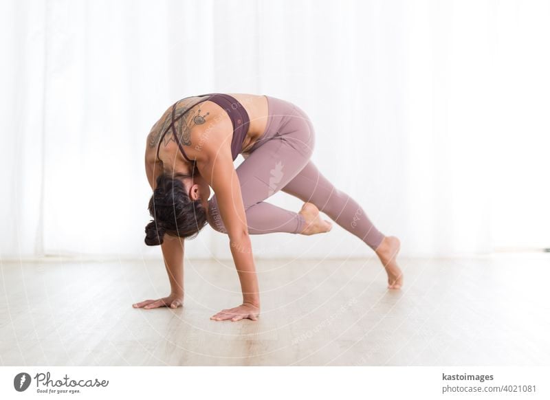 Porträt der wunderschönen aktiven sportlichen jungen Frau übt Yoga im Studio. Schönes Mädchen Praxis Sasangasana, Kaninchen Yoga-Pose. Gesunde aktiven Lebensstil, arbeiten in Innenräumen in der Turnhalle