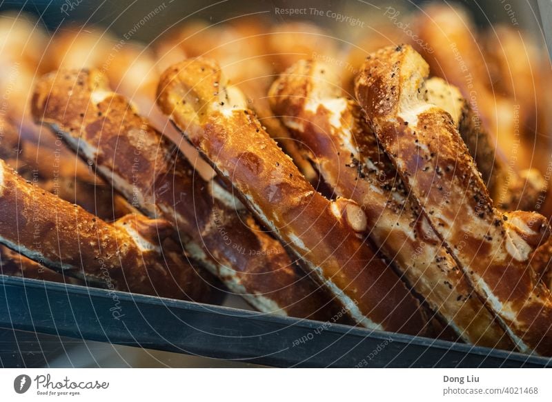 goldenes Brot in der Bäckerei, Frankfurt am Main Laden Lebensmittel Deutschland Licht lecker