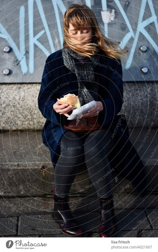 ..erstmal'n Fischbrötchen, wenns der Wind zulässt! Frau Junge Frau 25-29 Jahre blond langes Haar Winter Schal windig verweht Erwachsene natürlich schön