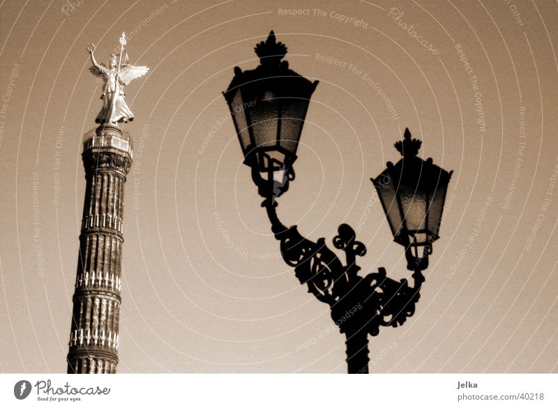 Siegessäule in Berlin Deutschland Europa Hauptstadt Stadtzentrum Menschenleer Turm Bauwerk Gebäude Architektur Sehenswürdigkeit Denkmal Gold Engel Zufriedenheit