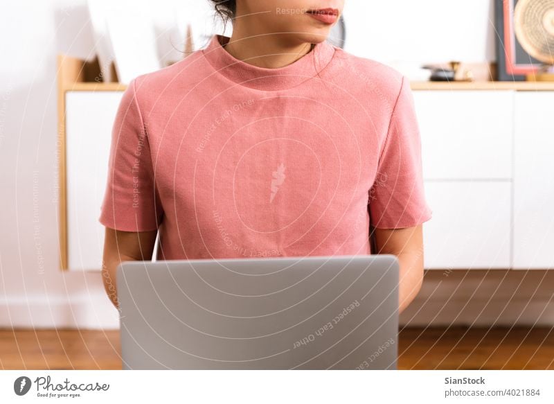 Junge Frau sitzt auf dem Teppich und arbeitet bei sich zu Hause. Sitzen arbeiten studierend heimwärts Innenbereich schön Porträt Raum Blick Erwachsener Internet