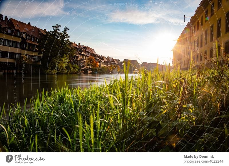 Bamberg in der Morgensonne Außenaufnahme Menschenleer Farbfoto Haus Stadt Altstadt Tag Architektur Fassade Gebäude historisch Wand Mauer alt Fluss Sonne