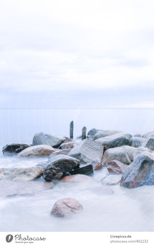 Ostseeküste Strand Meer Wellen Umwelt Natur Landschaft Sand Wasser Himmel Wolken Herbst Wind Küste Stein Holz frisch kalt blau grau Freiheit Farbfoto