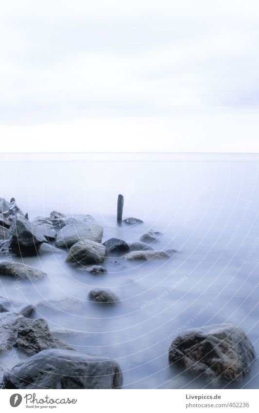 Ostseeküste Strand Meer Wellen Umwelt Natur Landschaft Wasser Himmel Wolken Herbst Küste Stein Holz frisch kalt nass blau grau Farbfoto Gedeckte Farben