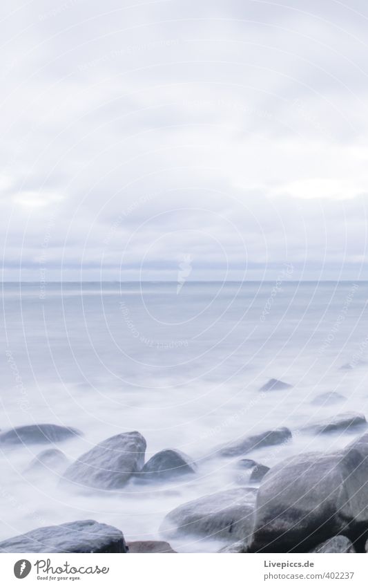 Ostseeküste Freiheit Strand Wellen Umwelt Natur Landschaft Wasser Himmel Wolken Herbst Wind Sturm Küste frisch kalt nass wild blau grau Farbfoto Außenaufnahme