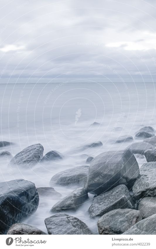 Ostseeküste Ferne Freiheit Strand Meer Wellen Umwelt Natur Wasser Himmel Wolken Herbst Wind Sturm Küste frisch kalt nass wild blau grau Farbfoto Außenaufnahme