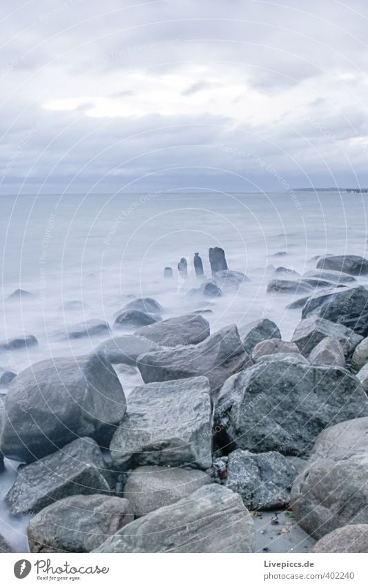 Ostseeküste Freiheit Strand Wellen Umwelt Natur Landschaft Luft Wasser Himmel Wolken Herbst Wind Sturm Küste frisch kalt nass wild blau grau Farbfoto