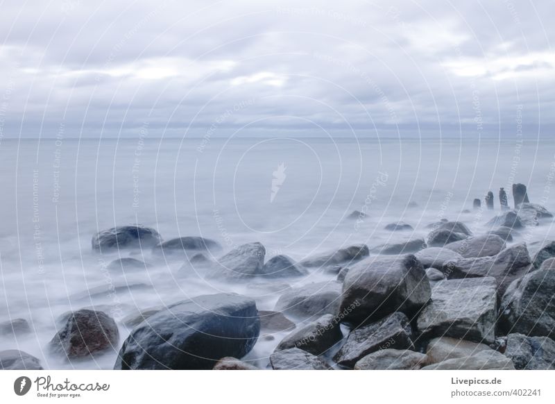 Ostseeküste Ferne Freiheit Strand Wellen Umwelt Natur Landschaft Luft Wasser Himmel Wolken Herbst Wind Sturm Küste frisch kalt nass wild blau grau Farbfoto