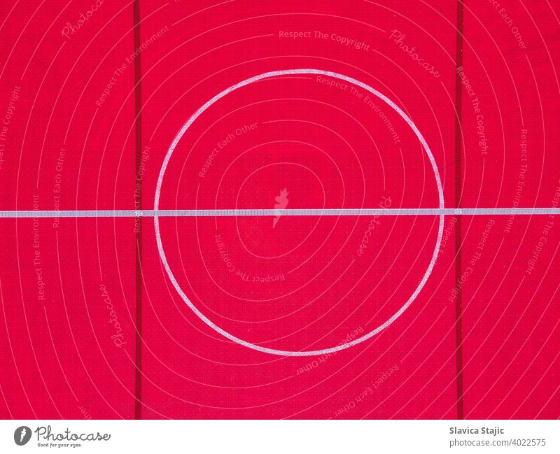 Kunststoffboden für Basketballplatz im Freien, Detail. Outdoor-Sportplatz mit roter Oberfläche zum Basketballspielen im städtischen Bereich, oben. abstrakt