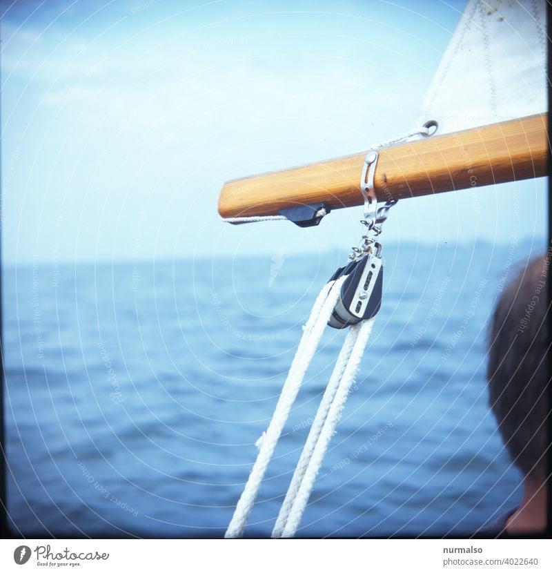 Rolle rolle umleker Mast Segelboot Segler taue vor dem Wind baum klampe Ostsee segelsport holzboot insel Meer Salzwasser freiheit Sommer Urlaub seemann