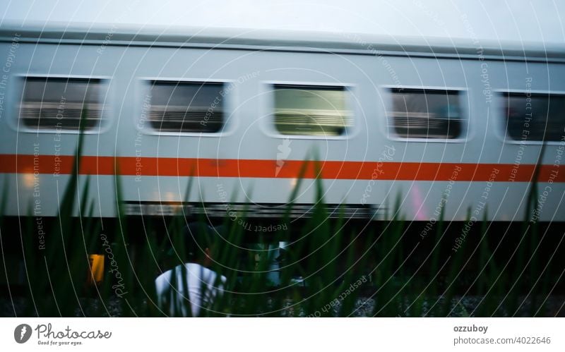 Zug in Bewegung reisen Schiene Eisenbahn Station Verkehr Transport Geschwindigkeit Lokomotive Bahn verschwommen Reise Passagier Wagen Transit Abend U-Bahn