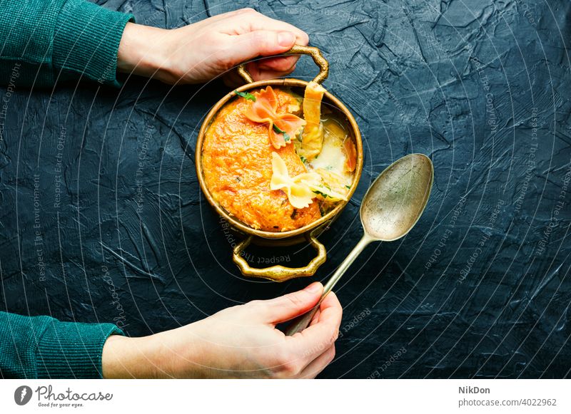 Auflauf mit Huhn und Makkaroni Auflaufform Käse gebacken Hühnerkasserolle Spätzle Hähnchen Fleisch Melone Topf Lebensmittel Nudelauflauf altehrwürdig Hand