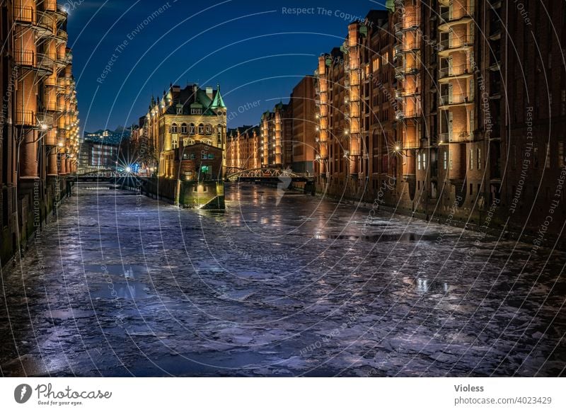 Elbschlößchen im Eis III dunkel kalt gefroren Dämmerung Nachtaufnahme Brücke Burg oder Schloss Weitwinkel Alte Speicherstadt Hamburger Hafen Wasserschloss