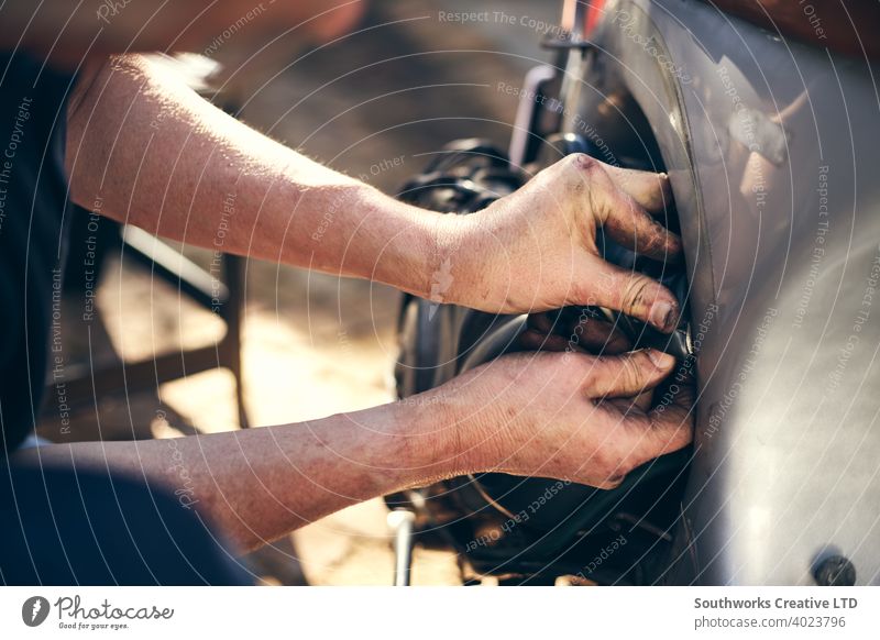 Älterer Mann arbeitet an Heim-Hobby-Projekt draußen im Garten Kaukasier männlich 60's Hobbyisten offen authentisch Menschen Heim-Hobbys Handwerk Person wirklich