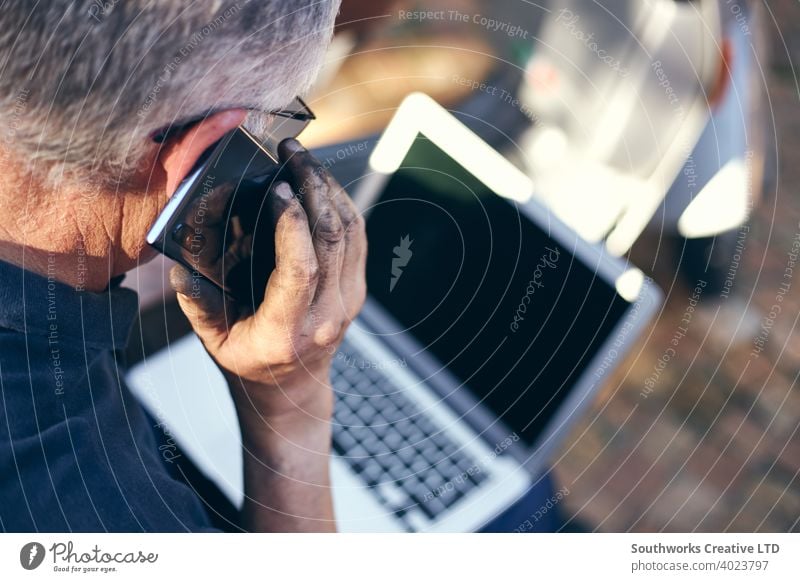 Kleinunternehmer auf Mobiltelefon und Laptop Kaukasier männlich Mann 60's Hobby Hobbyisten offen authentisch Menschen Heim-Hobbys Handwerk Person wirklich