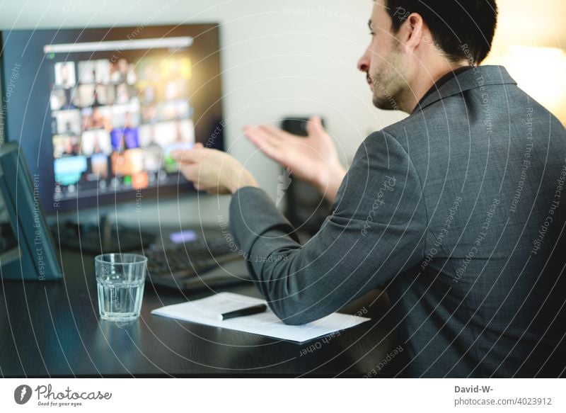 im Meeting zu Haus am Computer Homeoffice arbeiten business Diskussionsrunde diskutieren Arbeitsplatz online Schreibtisch Mann Anzug Bildschirm Menschen