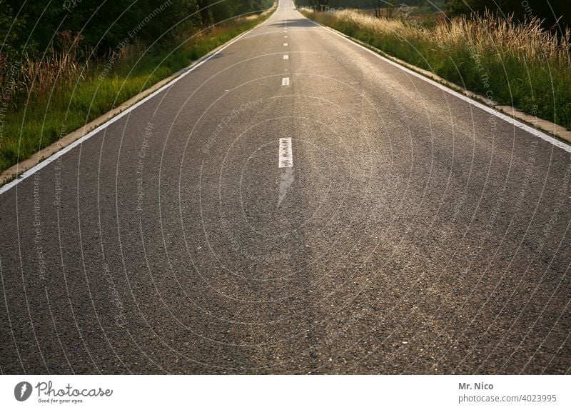 Route N67 Straße Geradeaus Mittelstreifen Horizont Verkehr geradeaus Straßenbelag Verkehrswege Asphalt Ferne Wege & Pfade Freiheit Ferien & Urlaub & Reisen