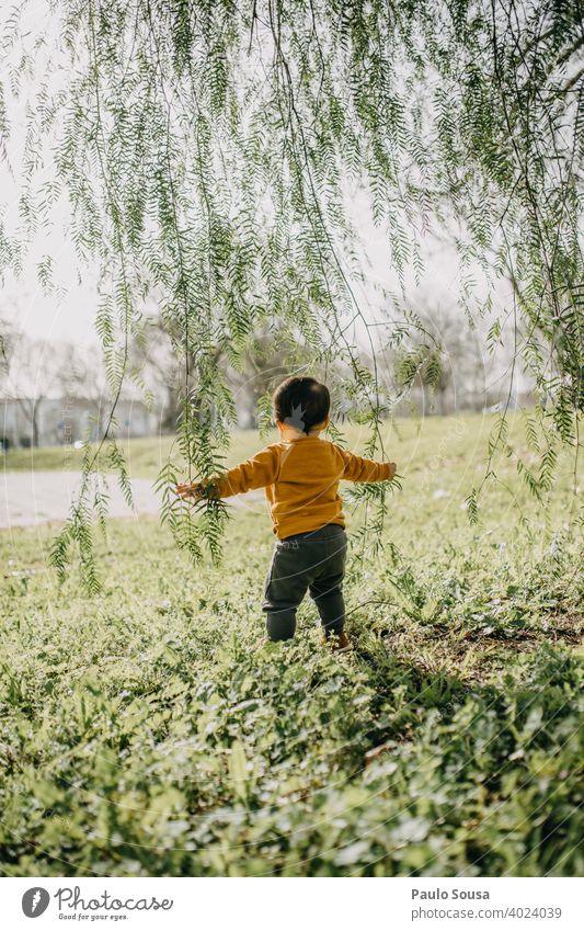 Kind spielt im Park Kindheit Natur Fröhlichkeit Mensch Farbfoto Kleinkind mehrfarbig Kindheitserinnerung Glück Freizeit & Hobby 1-3 Jahre Spielen Freude