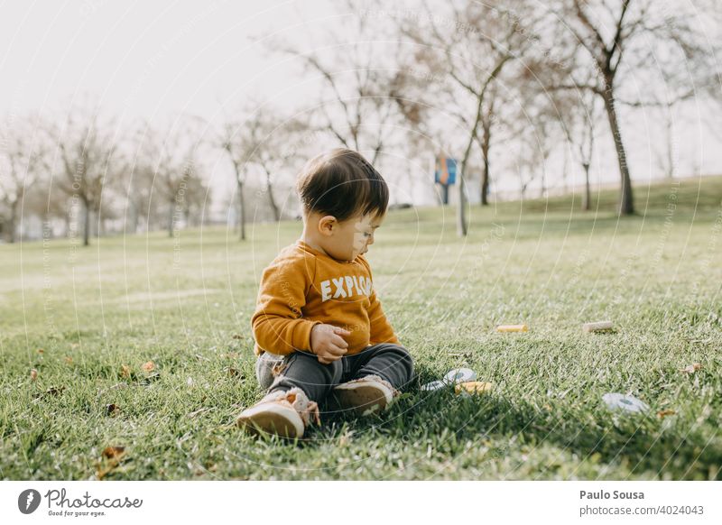 Kind spielt im Park Kindheit Kaukasier Glück Kindheitserinnerung Fröhlichkeit authentisch Freude Lifestyle Farbfoto 1-3 Jahre Spielen Freizeit & Hobby