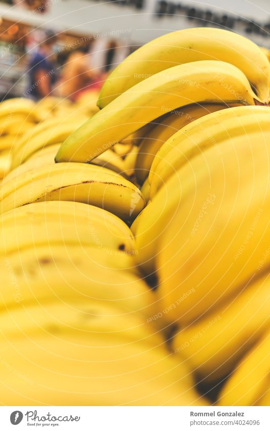 Banane im Lebensmittelladen. Konzept der gesunden Ernährung, Bio, vegetarisch, Diät. Selektiver Fokus. Lifestyle essen veggies appetitlich ganz BananenFrucht