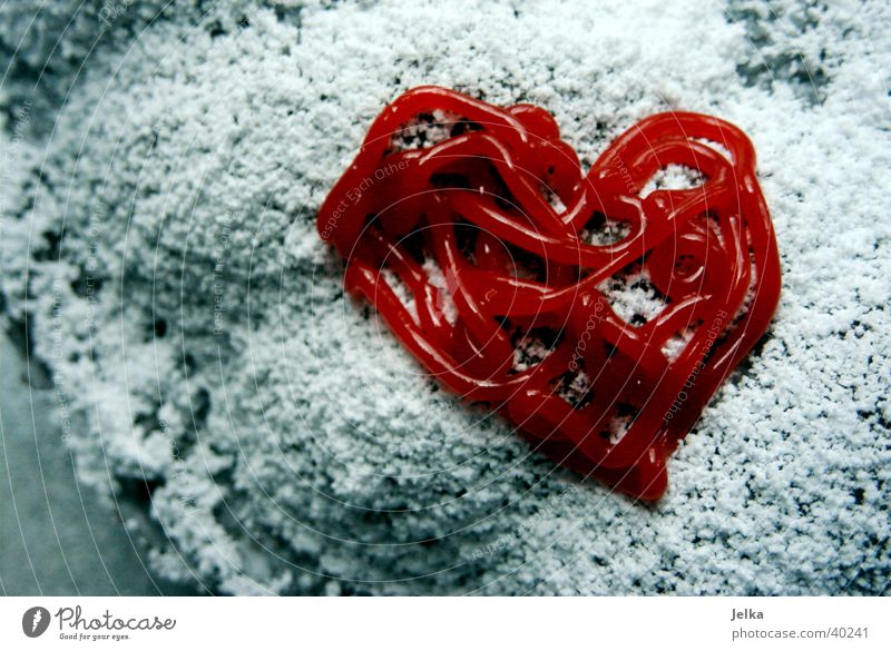 Kuchenherz Lebensmittel Teigwaren Backwaren Ernährung Kaffeetrinken Herz lecker süß rot Liebe Romantik Zucker Puderzucker Zuckerguß herzförmig Farbfoto