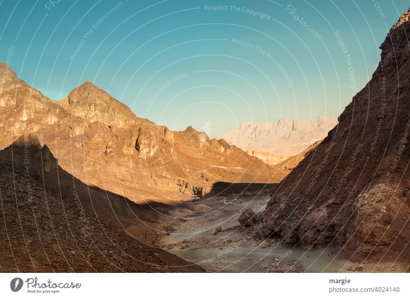 Weg durch eine Berglandschaft, roter Canyon Israel Berge u. Gebirge Natur Sonne Licht Sonnenuntergang Schatten Schattenspiel Wege & Pfade Steine Wüste