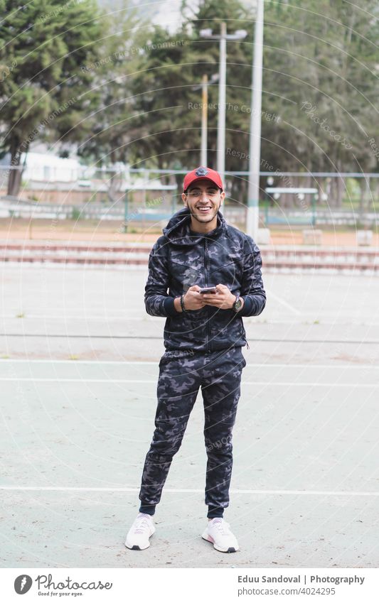 Junger Mann beim Sport im Park. Fitness Aktivität Athlet Motivation Training Bahn muskulös Erholung Lifestyle Nahaufnahme Fußweg entspannend Bewegung Marathon