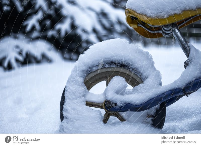 Kinderlaufrad im Schnee Laufrad Kinderrad Fahrrad klein Außenaufnahme Fahrradfahren Kleinkind Kindheit kalt Winter