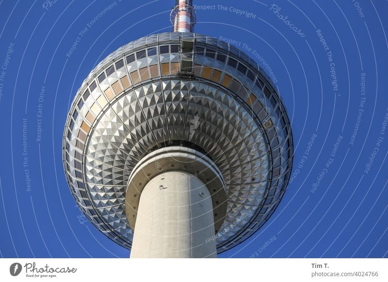 Der Berliner Fernsehturm von Unten tv tower Berlin-Mitte Wahrzeichen Turm Alexanderplatz Hauptstadt Architektur Sehenswürdigkeit Sightseeing Menschenleer