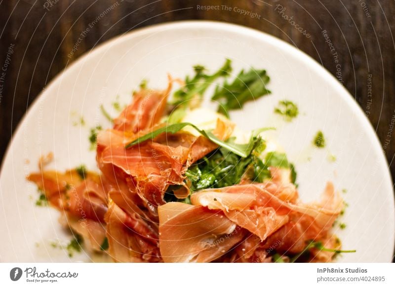 Wunderschön angerichtetes Mittagessen Schinken Lebensmittel Fleisch lecker Gesunde Ernährung Abendessen Essen Küchenkräuter Textur Europäer Café Bioprodukte