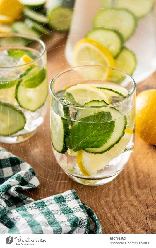 Freches Wasser oder Wasser mit Gurke, Zitrone und Ingwer Getränk Pflege Zitrusfrüchte Cocktail Salatgurke lecker Entzug Diät trinken frisch Glas Gesundheit