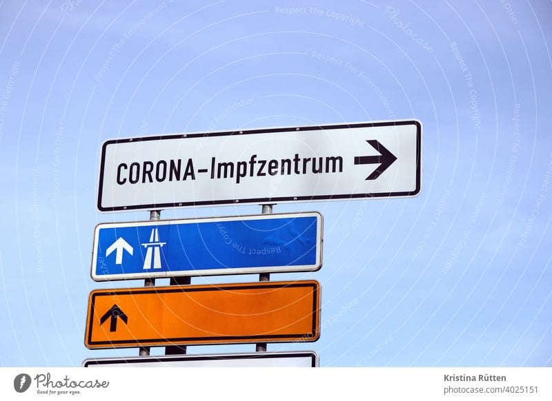 hinweisschild zum corona-impfzentrum pfeil rechts straße weg verkehr verkehrsschild autobahn bundesstraße impfung impfen covid-19 covid19 impfstoff schutz