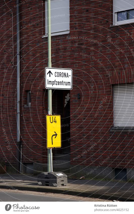 corona-impfzentrum geradeaus, umleitung rechts schild hinweisschild weg verkehr impfung impfen covid-19 covid19 impfstoff schutz vaccination vakzin