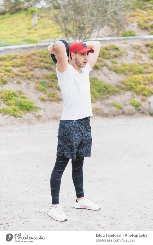 Junger Mann beim Sport im Park. Fitness Aktivität Athlet Motivation Training Bahn muskulös Erholung Lifestyle Nahaufnahme Fußweg entspannend Bewegung Marathon