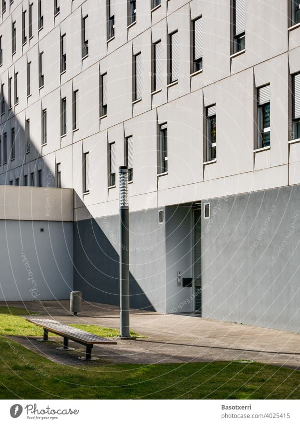 Eingang zum Innenhof an einem modernen mehrstöckigem Wohngebäude Wohnen Wohnung Miete Mietwucher Wohnungsnot Leben Licht grün Schatten Sonne sonnig Tag Fassade