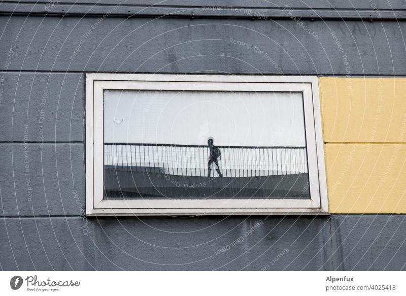 Alien Spiegelung Fenster Außerirdischer alien Silhouette Farbfoto Angst Kontrast Mensch Reflexion & Spiegelung Außenaufnahme Traum Halluzination Gestalt