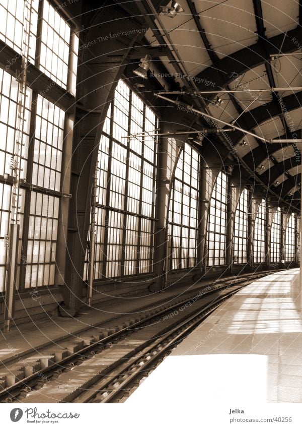 Bahnhof Friedrichstraße Berlin Verkehr Eisenbahn Gleise Heimweh Fernweh train schiehen Außenaufnahme