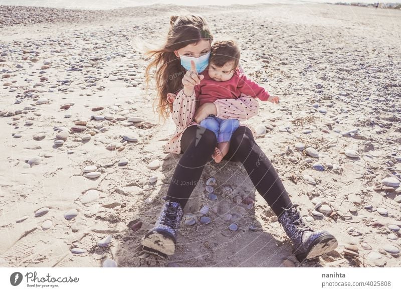 Glückliche Familie Moment einer jungen Mutter genießt einen Tag am Strand mit ihrem Baby Liebe Feiertage Mama Fröhlichkeit Lifestyle Leben Sonne sonnig Sommer