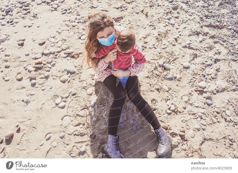 Glückliche Familie Moment einer jungen Mutter genießt einen Tag am Strand mit ihrem Baby Liebe Feiertage Mama Fröhlichkeit Lifestyle Leben Sonne sonnig Sommer